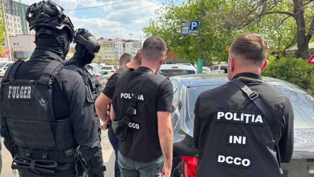 Percheziții într-un dosar de comercializare a documentelor oficiale false. Două persoane, reținute pentru 72 de ore