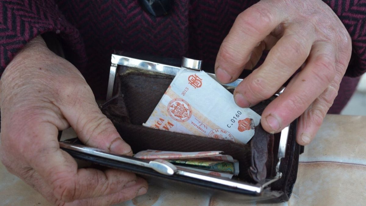 Pensia minimă a persoanelor cu un stagiu de cotizare de cel puțin 40 de ani va fi majorată cu aproape 245 de lei