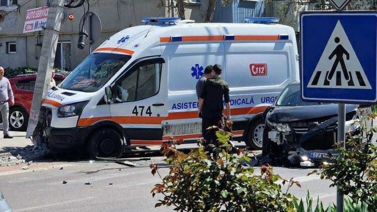 Impact între o ambulanță și o mașină, la Cahul. Sunt doi răniți