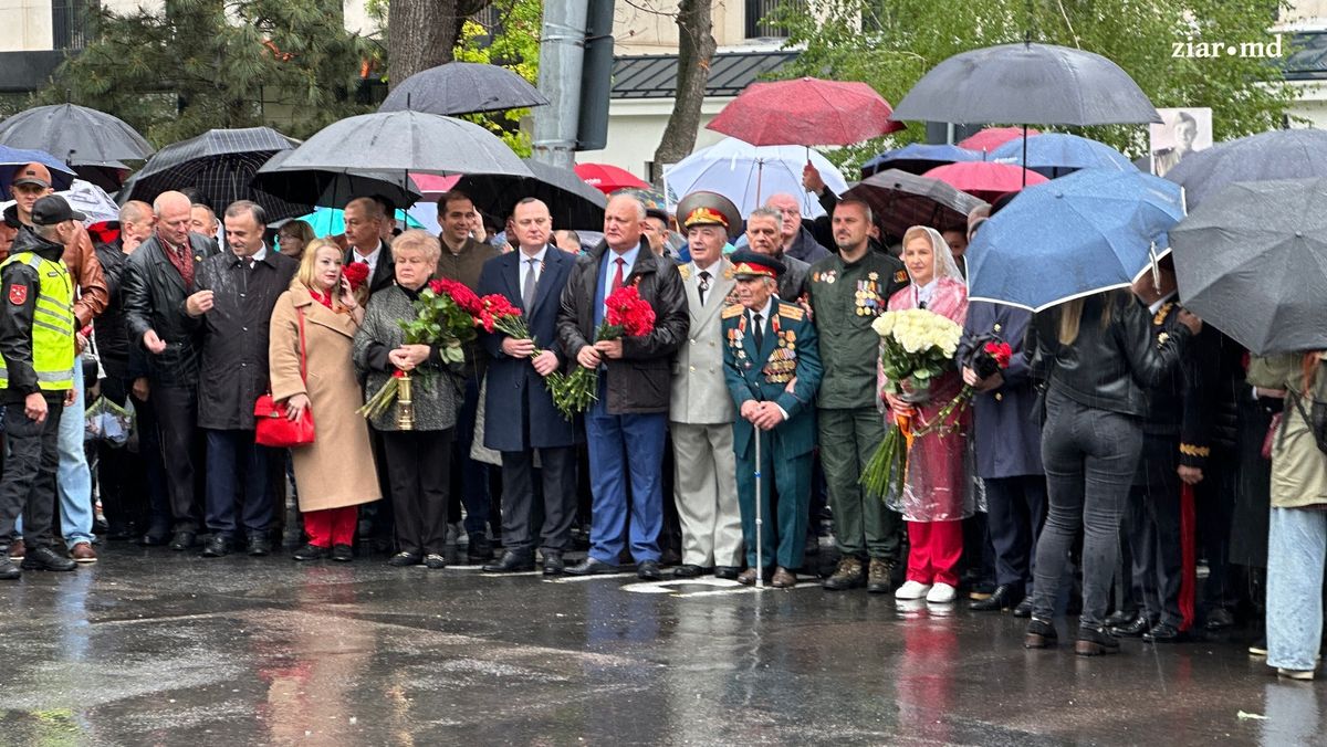 FOTO/ În centrul capitalei se desfășoară marșul dedicat Zilei Victoriei