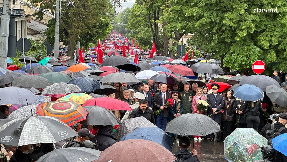 GALERIE FOTO/ Marș de Ziua Victoriei. Participanții au depus flori la Complexul Memorial Eternitate
