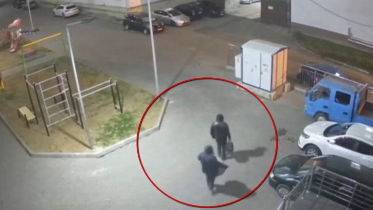 Furau bunuri din blocuri aflate în construcție. Doi bărbați din capitală, reținuți de polițiști - VIDEO