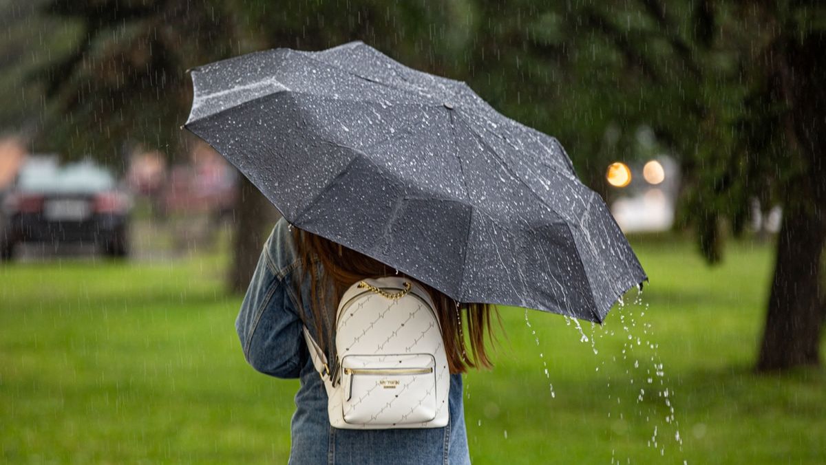 Ploi puternice cu grindină și vijelii. Meteorologii au emis un nou cod galben de instabilitate atmosferică
