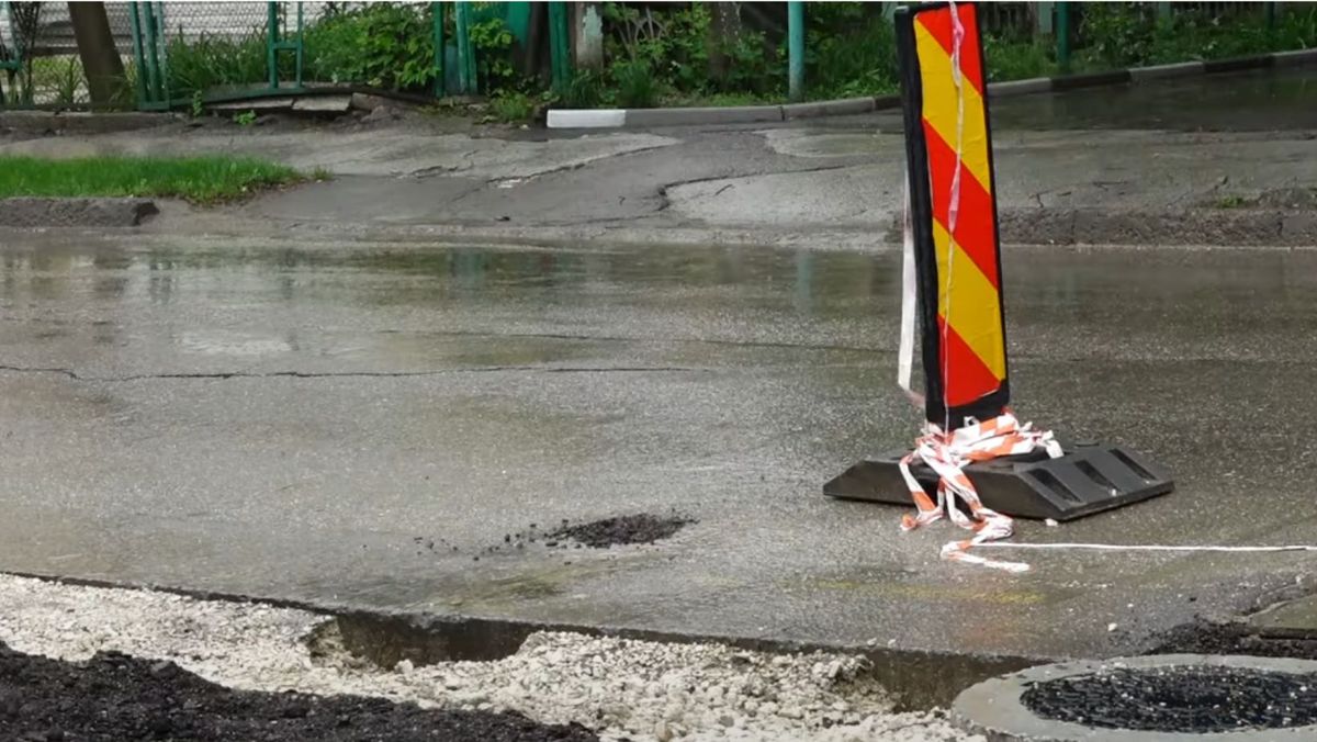 Pericol pe o stradă din municipiul Bălți. Sub stratul de asfalt s-au format mai multe goluri
