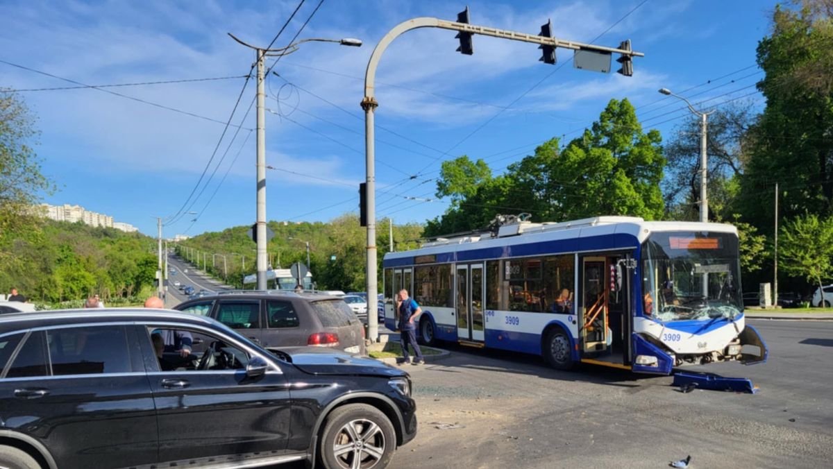 Un troleibuz și un automobil s-au ciocnit, în capitală. În ce stare sunt pasagerii