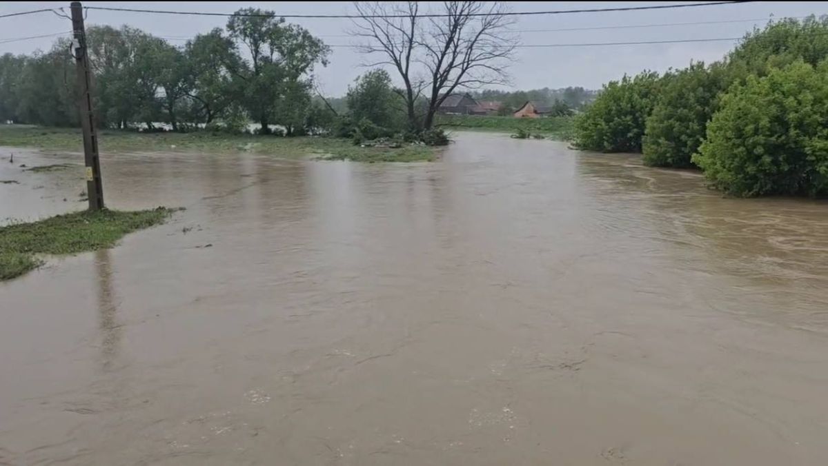11 județe ale României, sub cod roșu de inundații. Zeci de persoane sunt evacuate