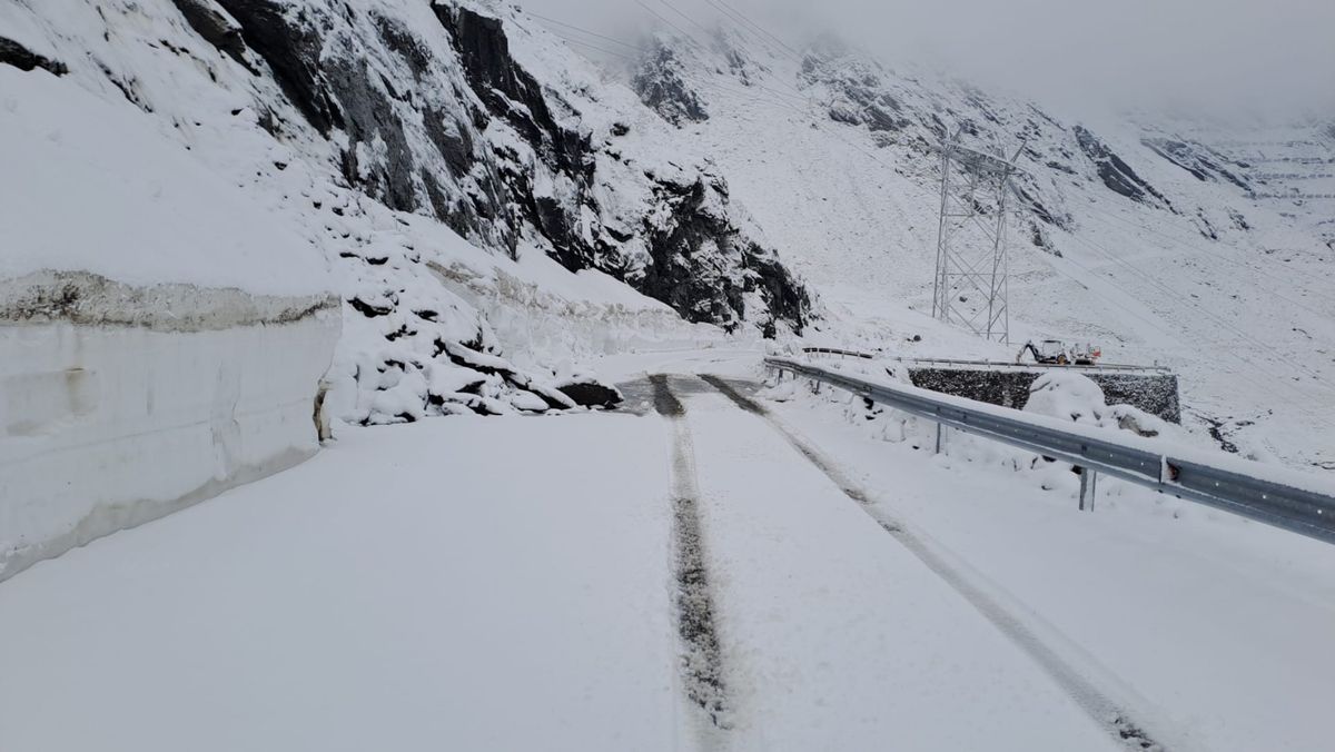 A nins pe Transfăgărășan. Stratul de zăpadă e de circa zece centimetri în unele zone