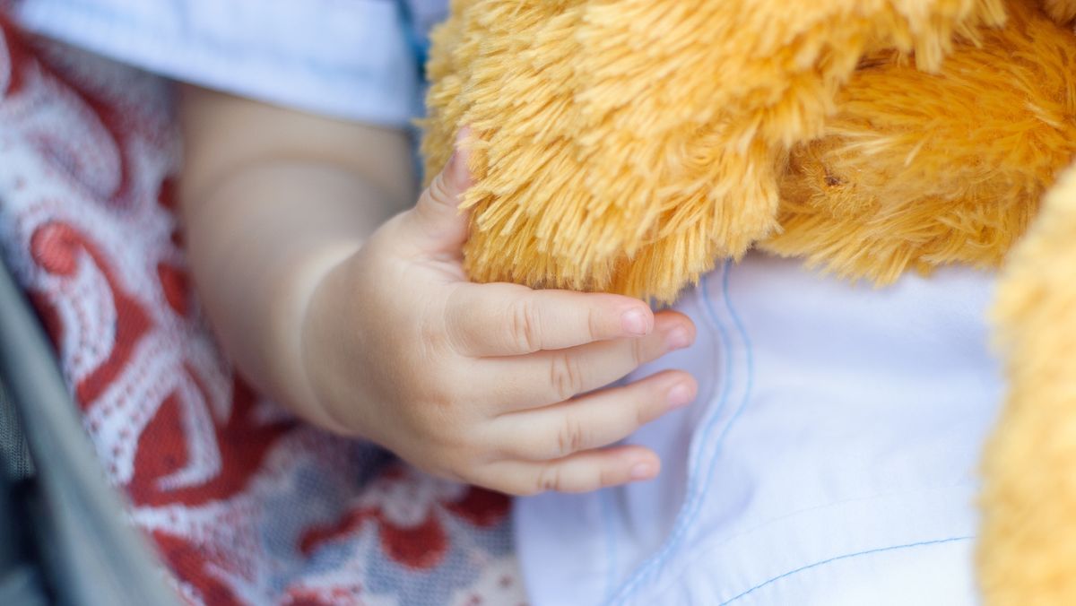 Fetița maltratată de propria mamă va locui împreună cu tatăl său. Rudele spun că instanța a luat o decizie corectă