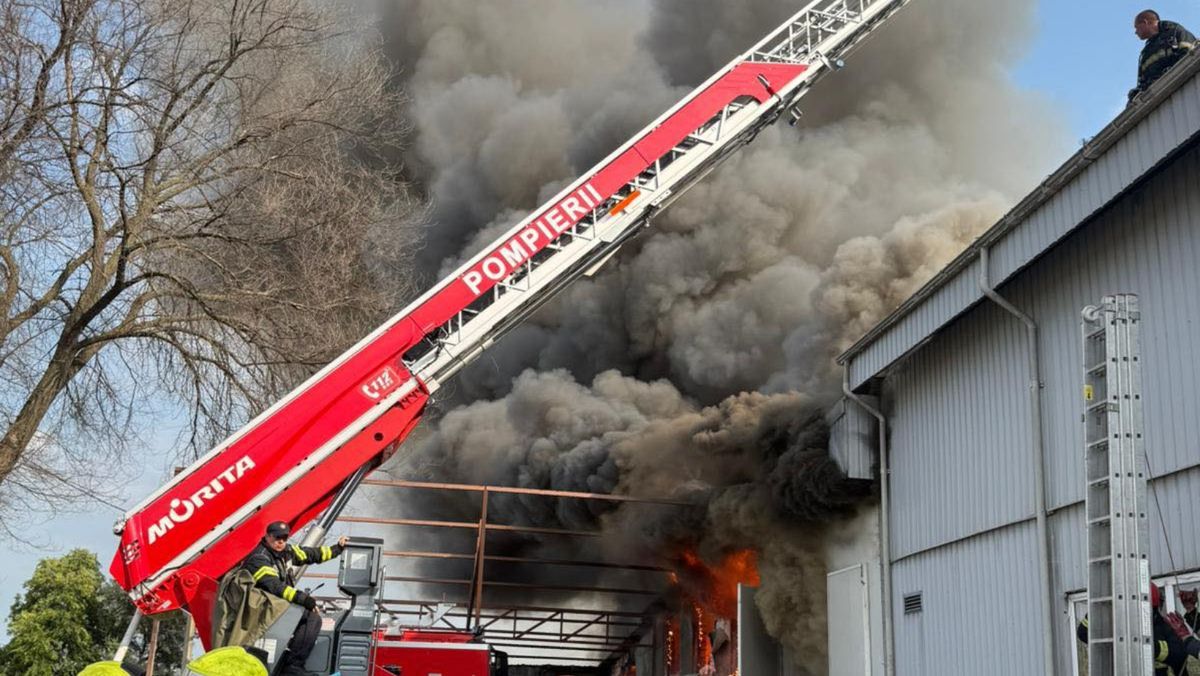 Incendiul de la depozitul de mobilă din capitală. Flăcări au distrus bunuri pe o suprafață de 1.500 metri pătrați