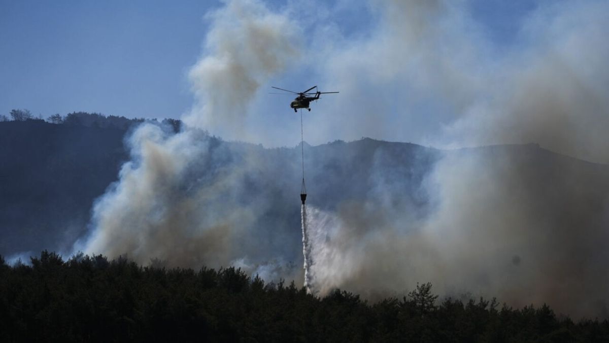 Regiunile de coastă ale Turciei, devastate de incendii de vegetație. Pompierii luptă cu flăcările a doua zi