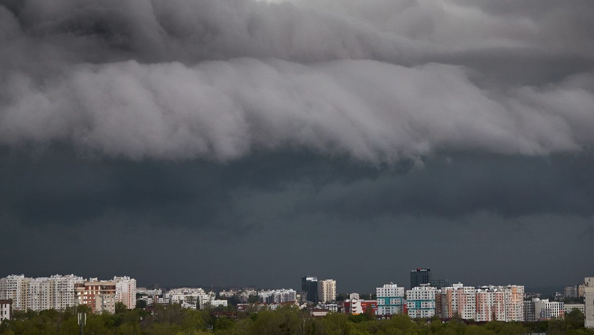 Cod galben de instabilitate atmosferică în toată țara. Se așteaptă ploi cu descărcări electrice