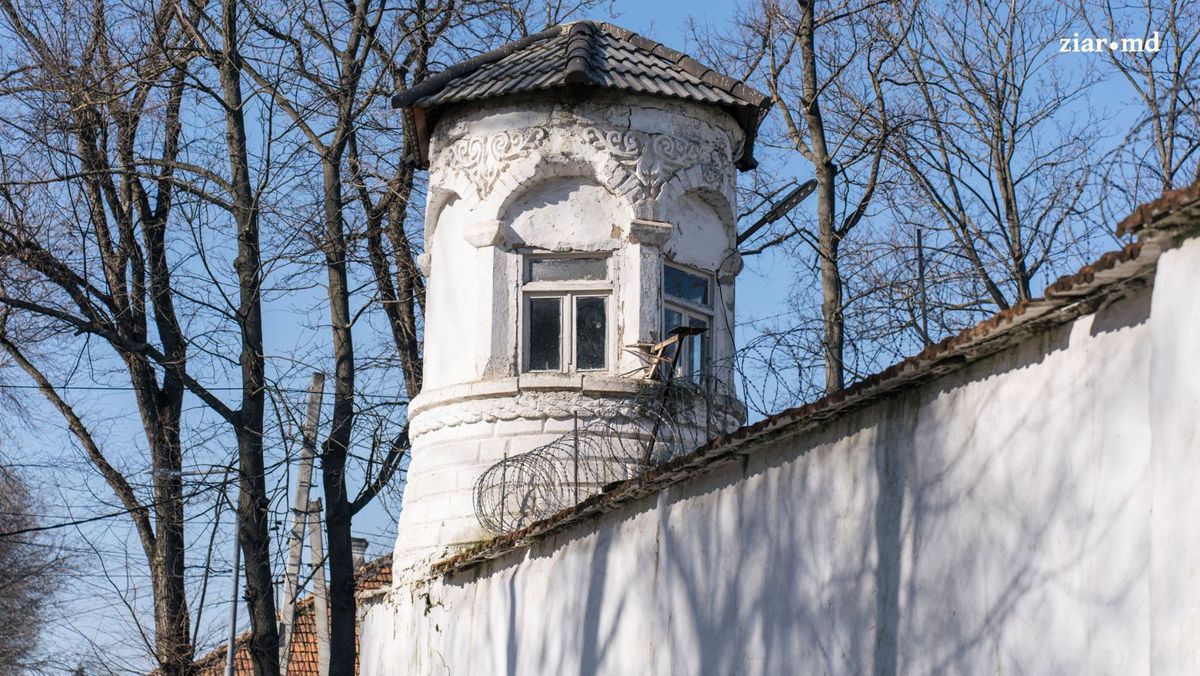 Angajatul Penitenciarului nr. 13, care ar fi favorizat evadarea unei deținute, a fost plasat în arest preventiv
