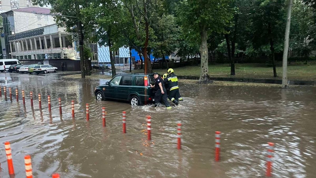 Mașini blocate, copaci doborâți și drumuri inundate. IGSU a intervenit în urma ploilor înregistrate în țară