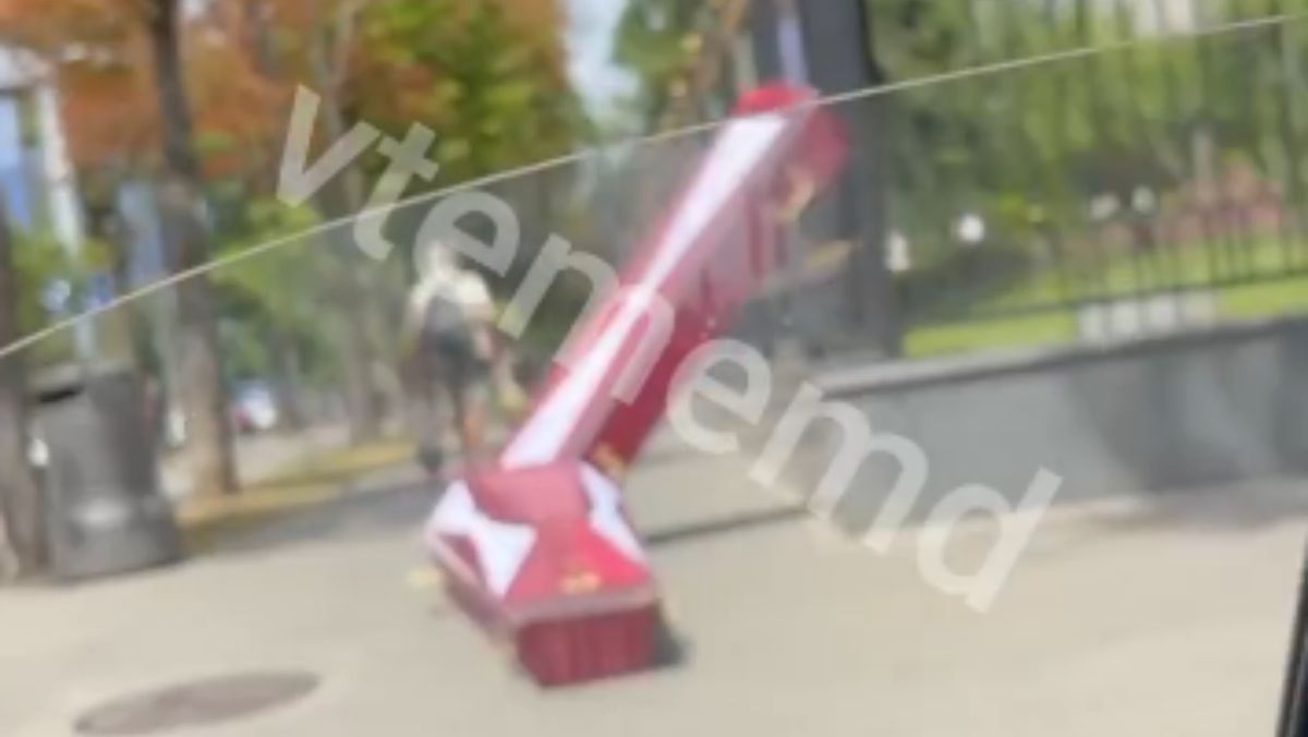 Cinci persoane, printre care și minori, reținute în timp ce au adus doua sicrie în fața Președinției