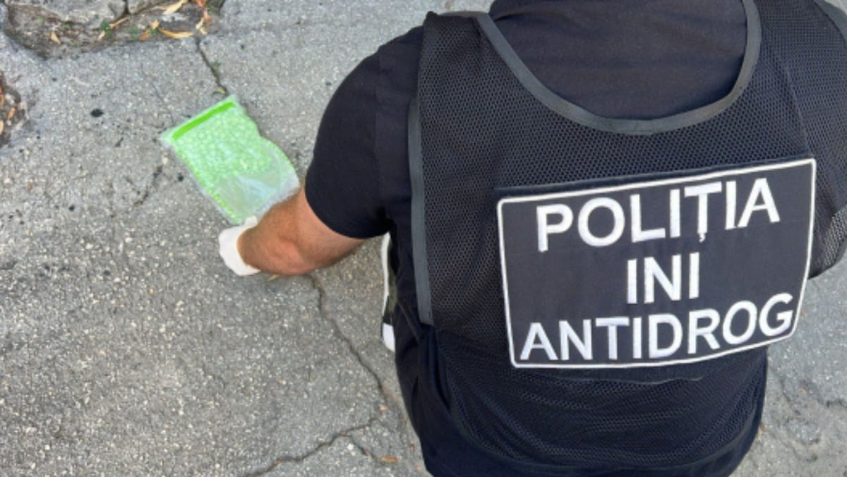 Un lot de pastile Ecstasy, descoperite într-un microbuz de pe ruta Suceava - Orhei. Doi bărbați au fost reținuți