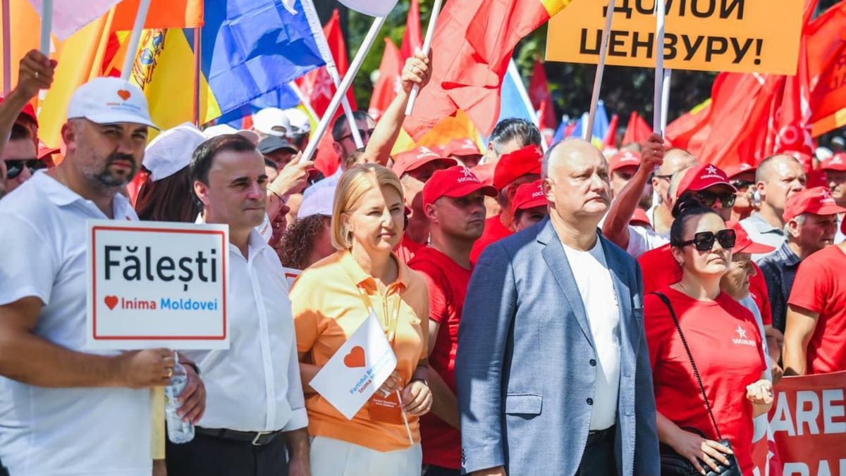 Miting antiguvernamental în centrul Chișinăului. Poliția susține că a fixat mai multe cazuri de oferire a banilor
