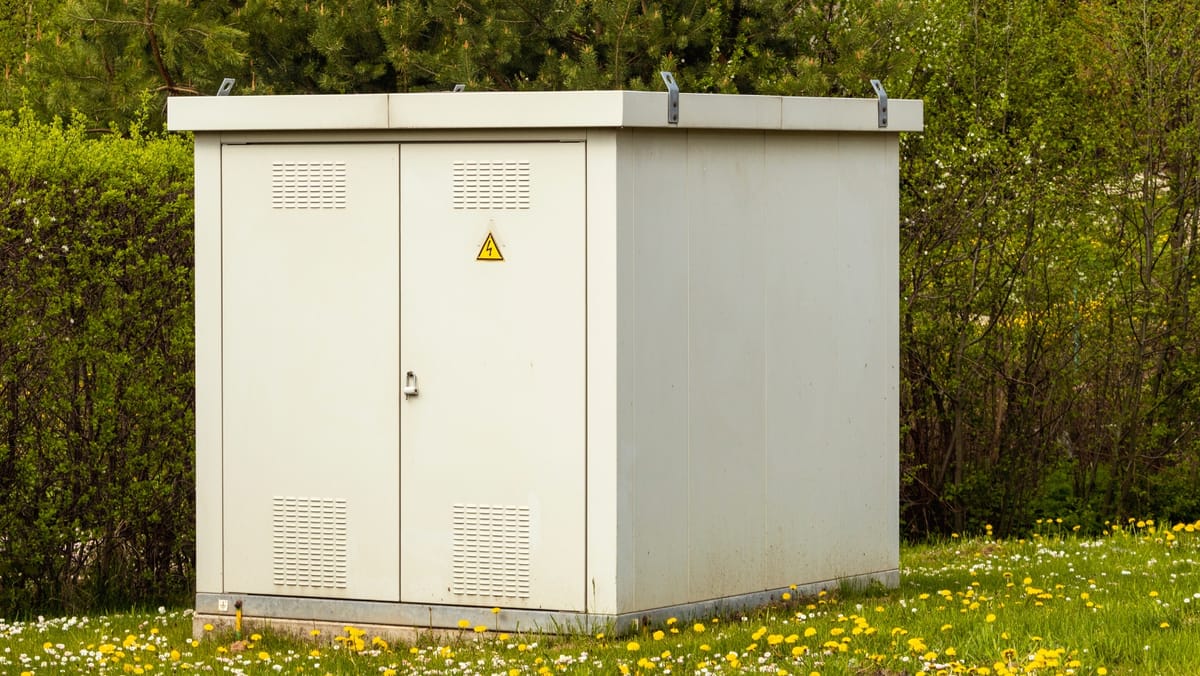 O persoană a furat bucăți de cablu dintr-un transformator electric din Durlești. 140 de consumatori au rămas fără curent