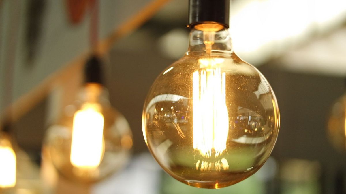 Energia electrică s-ar putea ieftini. Premier Energy și FEE Nord au depus solicitări la ANRE