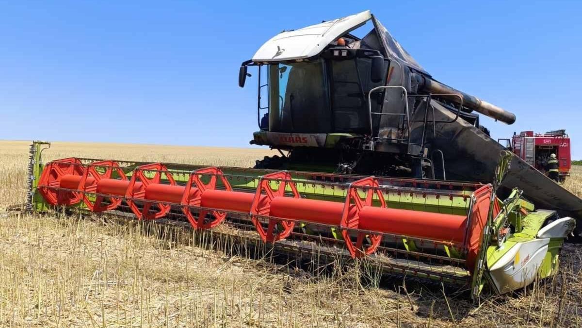 O combină agricolă a fost cuprinsă de flăcări uriașe în timp ce efectua lucrări de recoltare a rapiței, la Florești