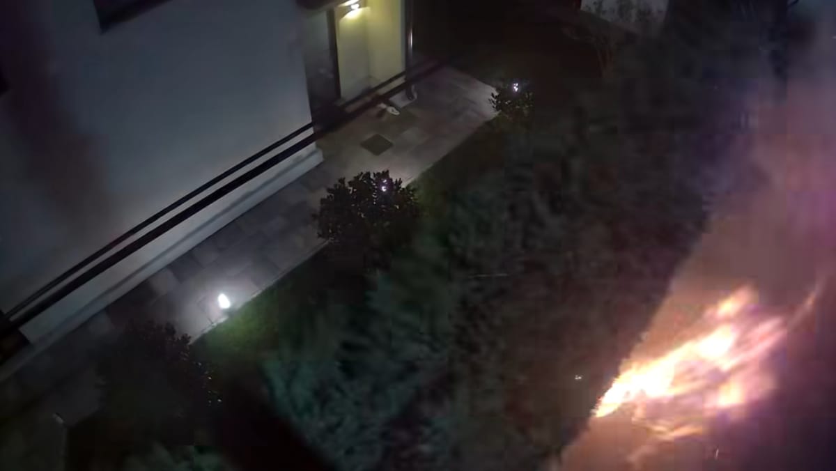 Persoane necunoscute au aruncat explozibil în ograda primarului PAS din Stăuceni. Reacția formațiunii