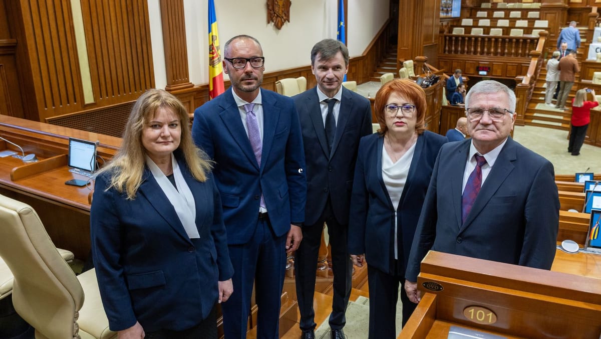 Judecătorii Curții Constituționale au depus jurământul. Domnica Manole, aleasă în calitate de preşedintă a CC