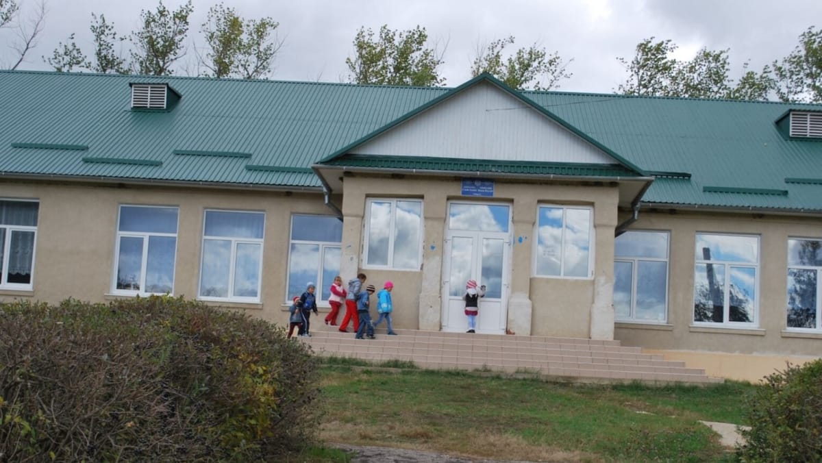 Cadrele didactice care percep taxe ilegale de la elevi riscă să rămână fără grade didactice