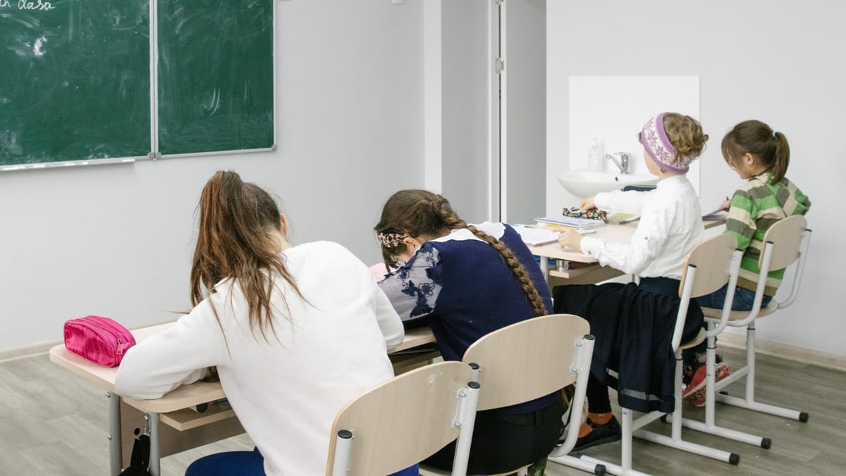 A început plata ajutorului unic de 1.000 de lei, oferit elevilor la început de an școlar
