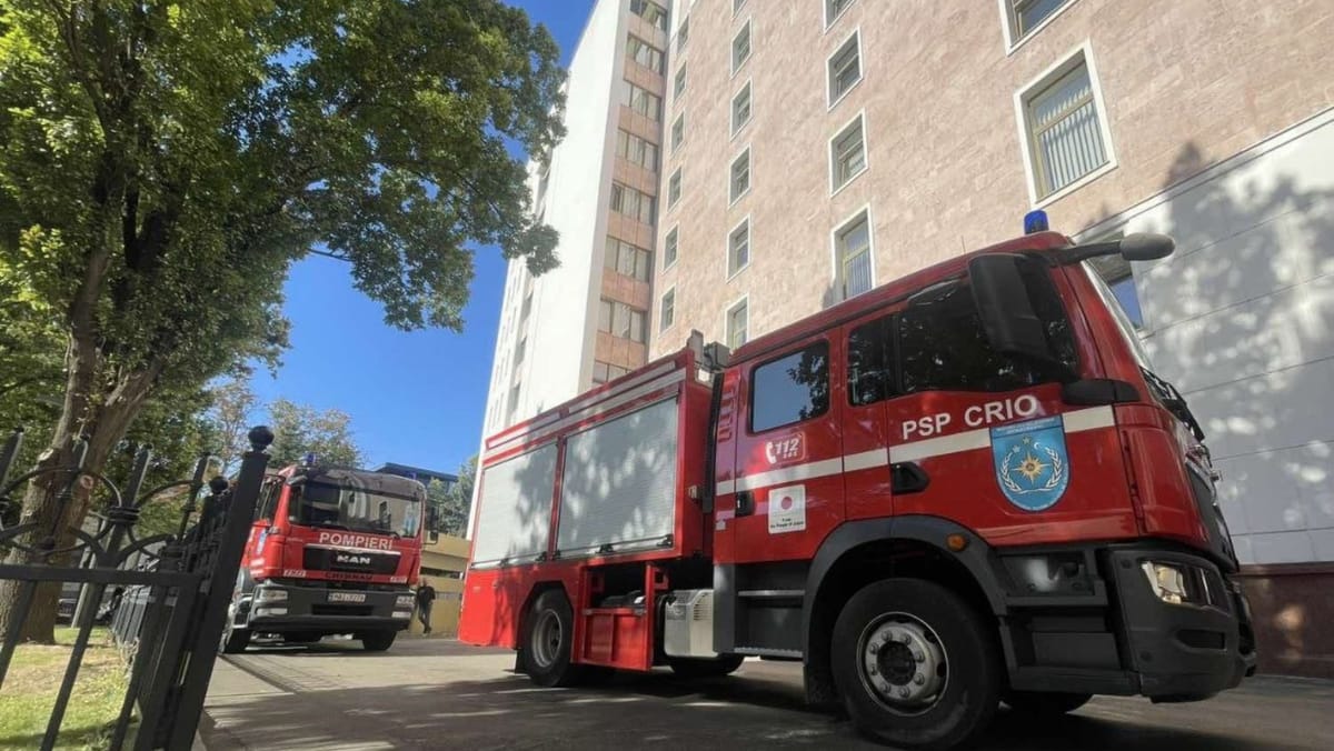 Scurtcircuit la blocul de alimentare al unui ascensor de la Parlament. La fața locului au intervenit pompierii