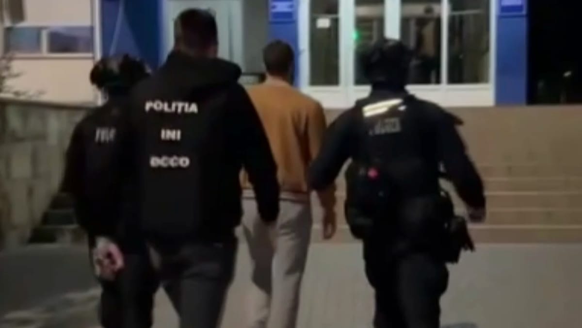Trei membri ai unei organizații criminale, reținuți de oamenii legii. Ar fi pretins prin șantaj 12.500 de euro