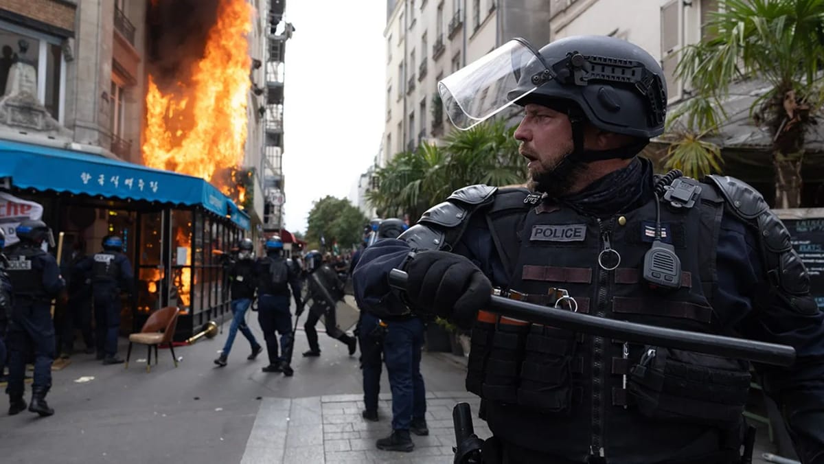 Autoritățile franceze au arestat sute de persoane în urma protestelor care au cuprins țara