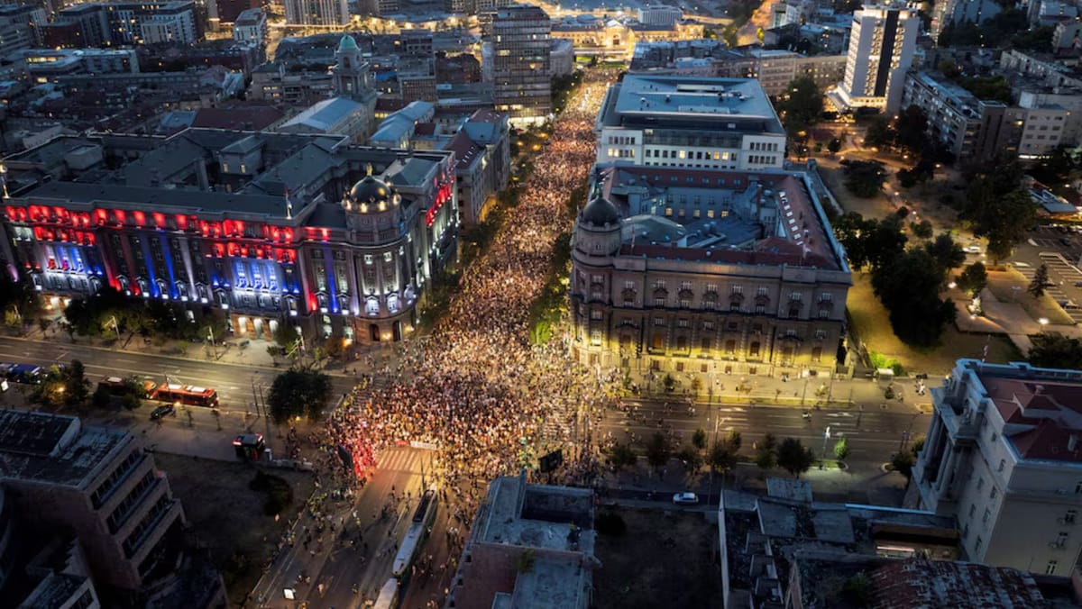 Zece luni de la tragedia de la Novi Sad. La Belgrad, zeci de mii de protestatari au cerut alegeri anticipate