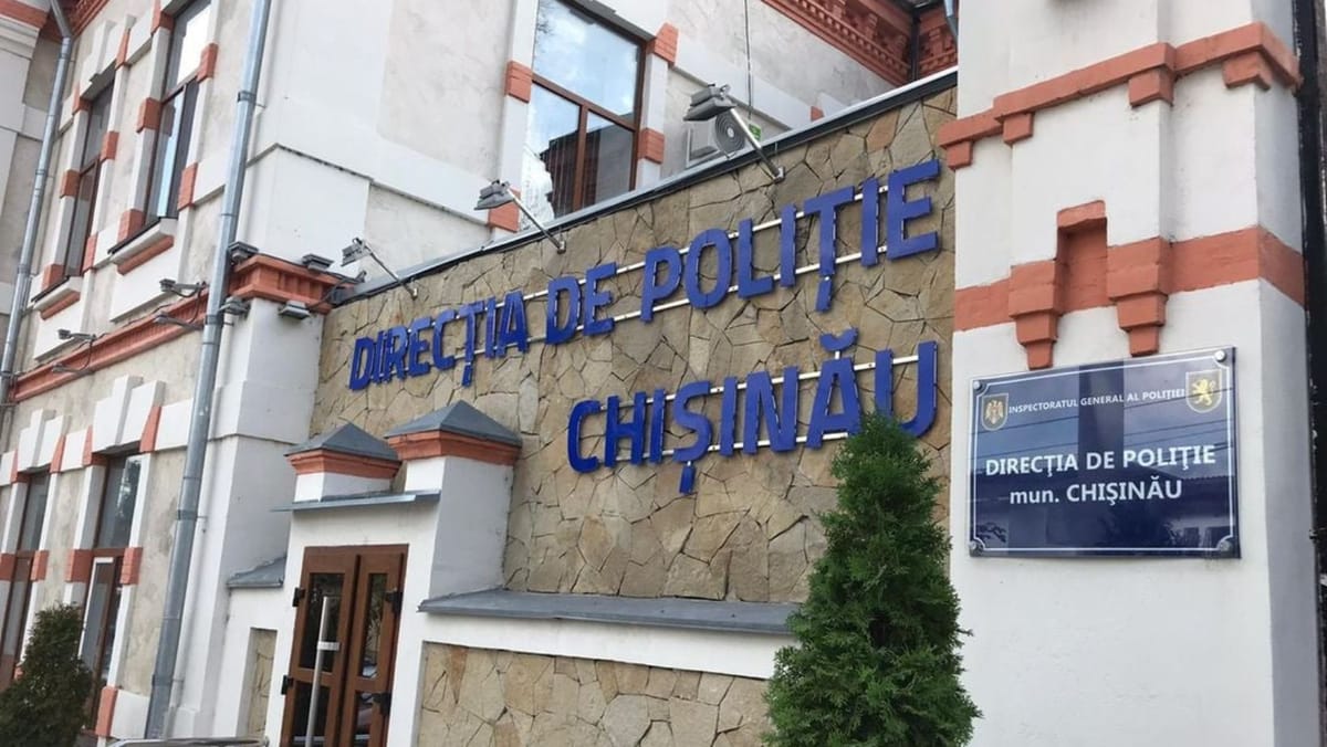 Doi foști ofițeri de investigații din Chișinău, condamnați de prima instanță pentru trafic de influență