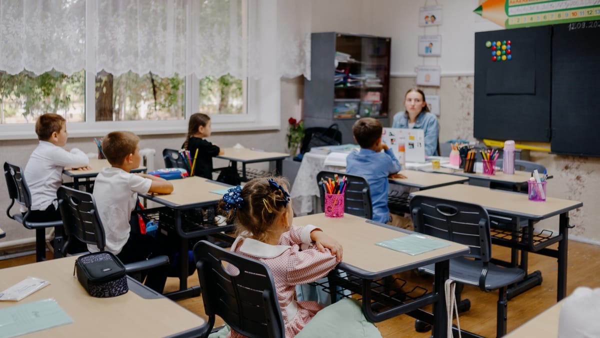 Ministerul Educației atenționează că solicitarea sau primirea banilor și a cadourilor în școli este strict interzisă