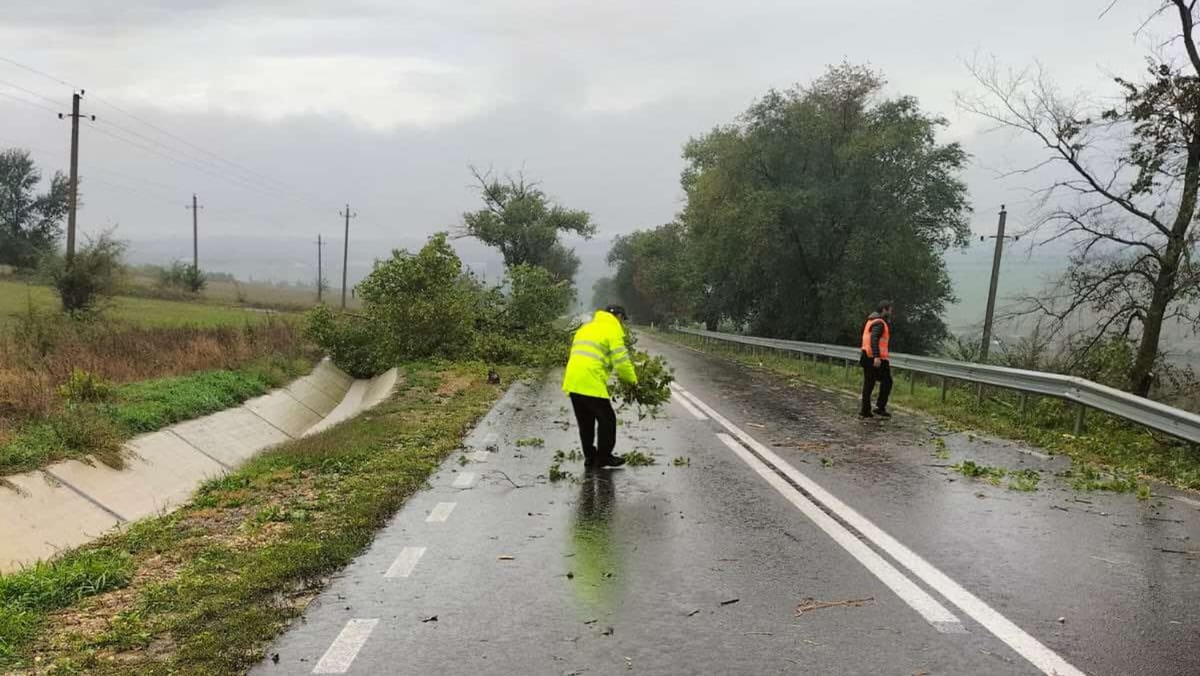 Reguli de securitate în perioada ploilor îndelungate. Recomandările salvatorilor pentru cetățeni