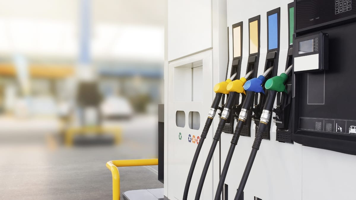 Carburanții continuă să se ieftinească. Cât vor costa benzina și motorina în weekend