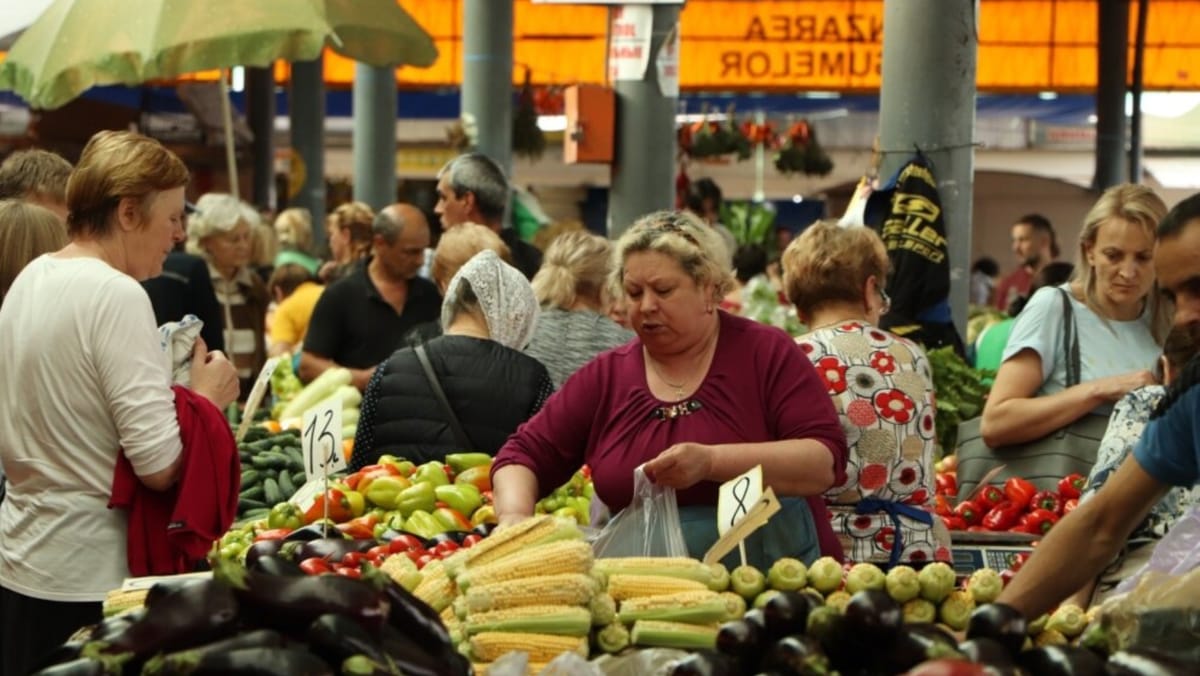 Pregătiri pentru masa de hram. Cetățenii sunt îndemnați să cumpere alimente doar din locurile autorizate