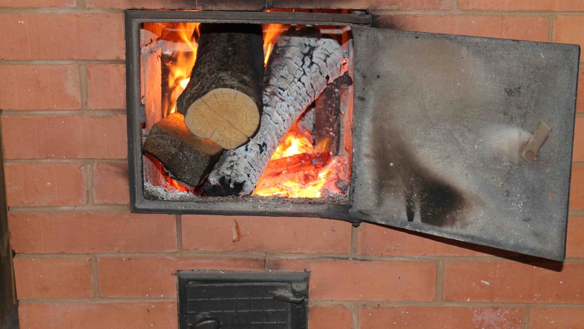 Două persoane s-au intoxicat cu monoxid de carbon din cauza sobei necurățate