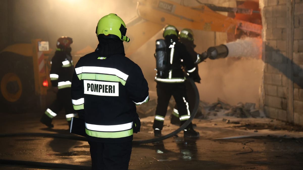 Incendiul de la depozitul de pe șoseaua Muncești, lichidat după 20 de ore de luptă cu flăcările