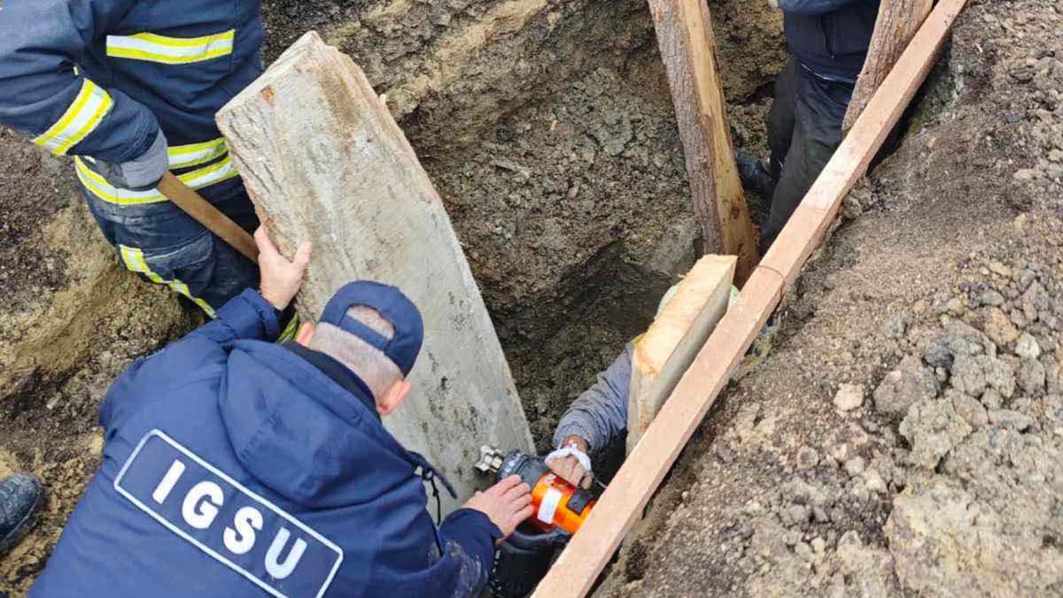 Un bărbat din Hîncești, blocat sub pământ în timpul unor săpături: A fost scos la suprafață în stare conștientă