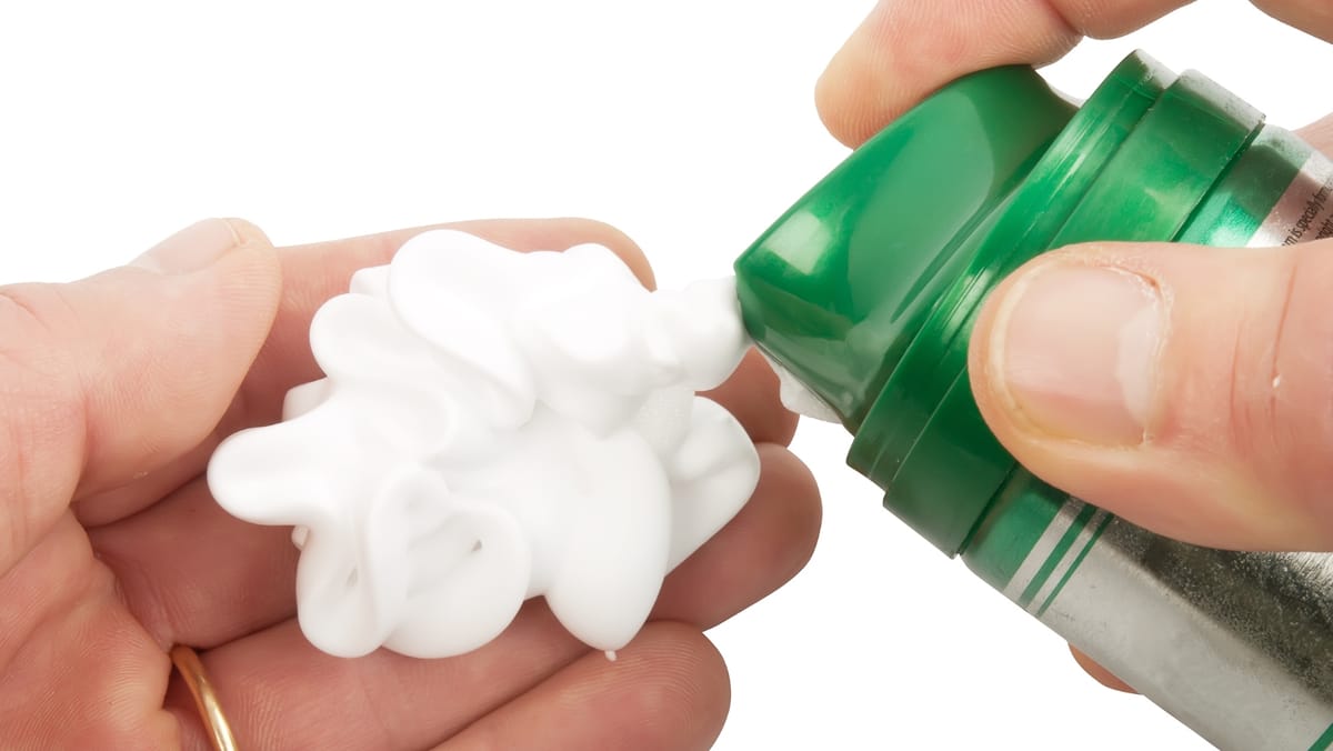 Spumă de ras, retrasă din comerț: Conține o substanță inclusă în lista ingredientelor interzise în produsele cosmetice