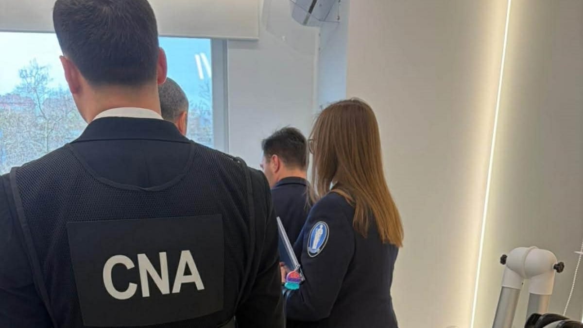 Angajata unui salon de înfrumusețare din capitală, depistată cu diplomă falsă: CNA efectuează percheziții în capitală