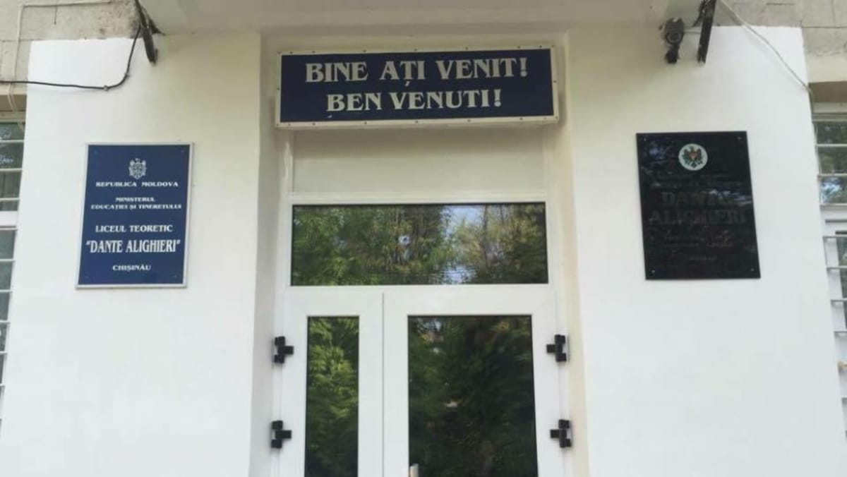 Incendiu pe teritoriul Liceului „Dante Alighieri” din Chișinău: Pompierii au stabilit că nu există pericol pentru elevi și personal