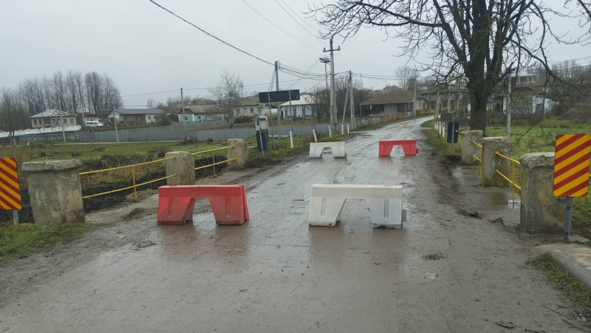 Circulație interzisă pe un pod din raionul Dondușeni: Structura de rezistență a fost slăbită în urma unor lucrări