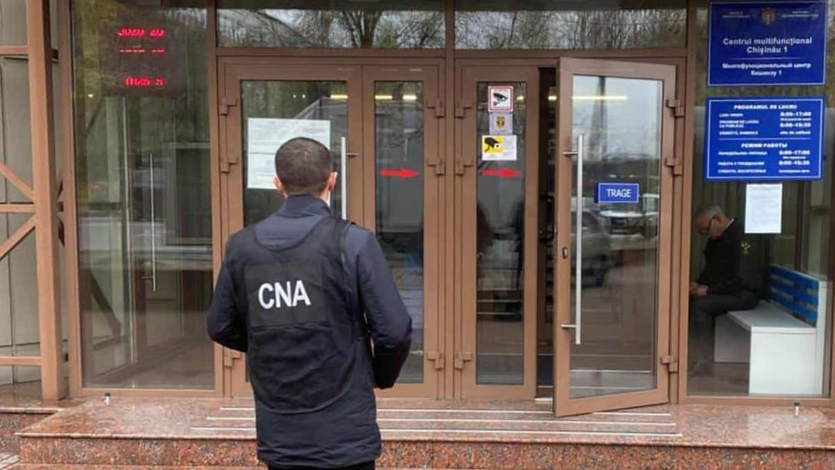 Douăzeci de zile de arest preventiv pentru angajata ASP care ar fi implicată într-o schemă de corupție cu diplome false