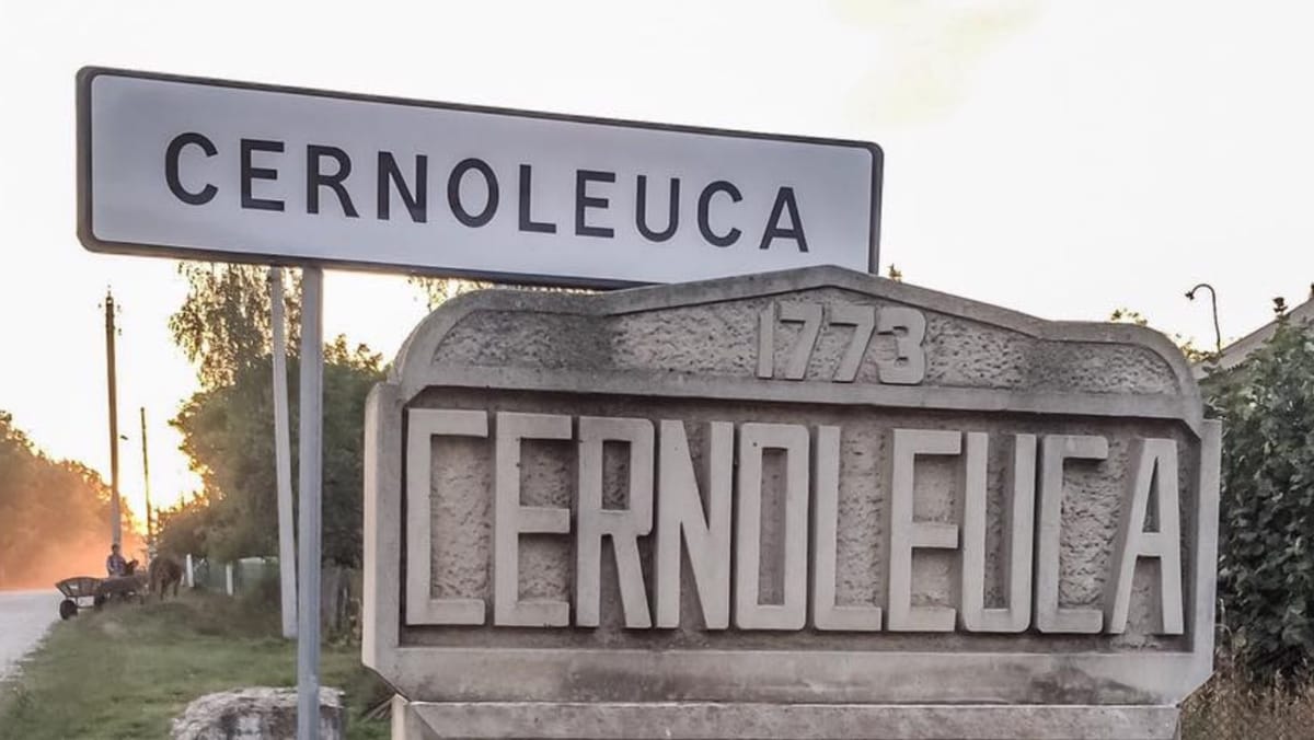 O casă de locuit din raionul Dondușeni, distrusă de flăcări. Pompierii au evacuat patru butelii cu gaz