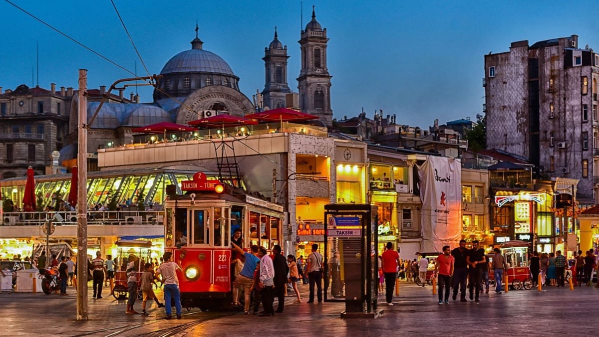 Doi români au fost răniți într-un incident armat, produs în piața Taksim din Istanbul