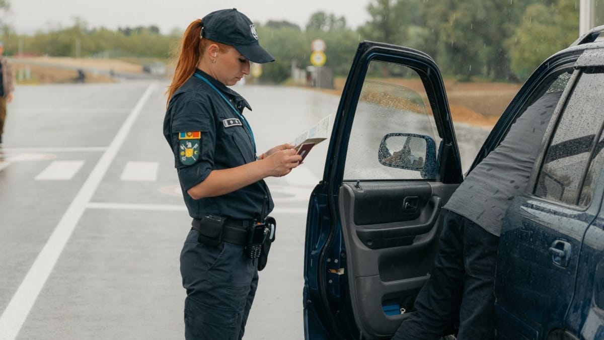 Treisprezece documente de călătorie cu semne vădite de falsificare, depistate la frontieră în ultima săptămână
