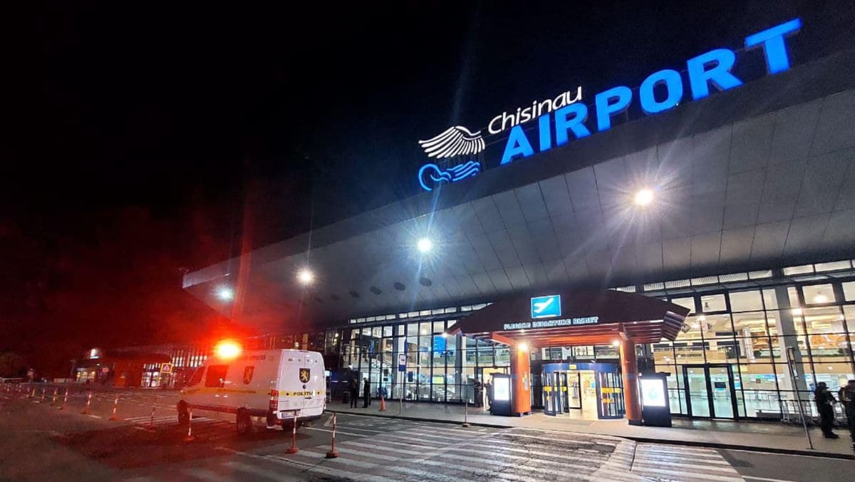 Spațiul aerian al R. Moldova a fost închis mai bine de o oră. Două avioane au fost redirecționate către un aeroport din România