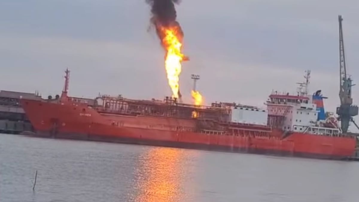 O navă încărcată cu GPL arde în zona portului Ismail. Autoritățile române evacuează localitatea Plauru