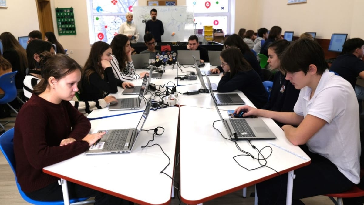 În premieră, elevii din clasele a IX-a și a XII-a și-au testat competențele digitale. Examenul a avut loc în 74 de instituții de învățământ